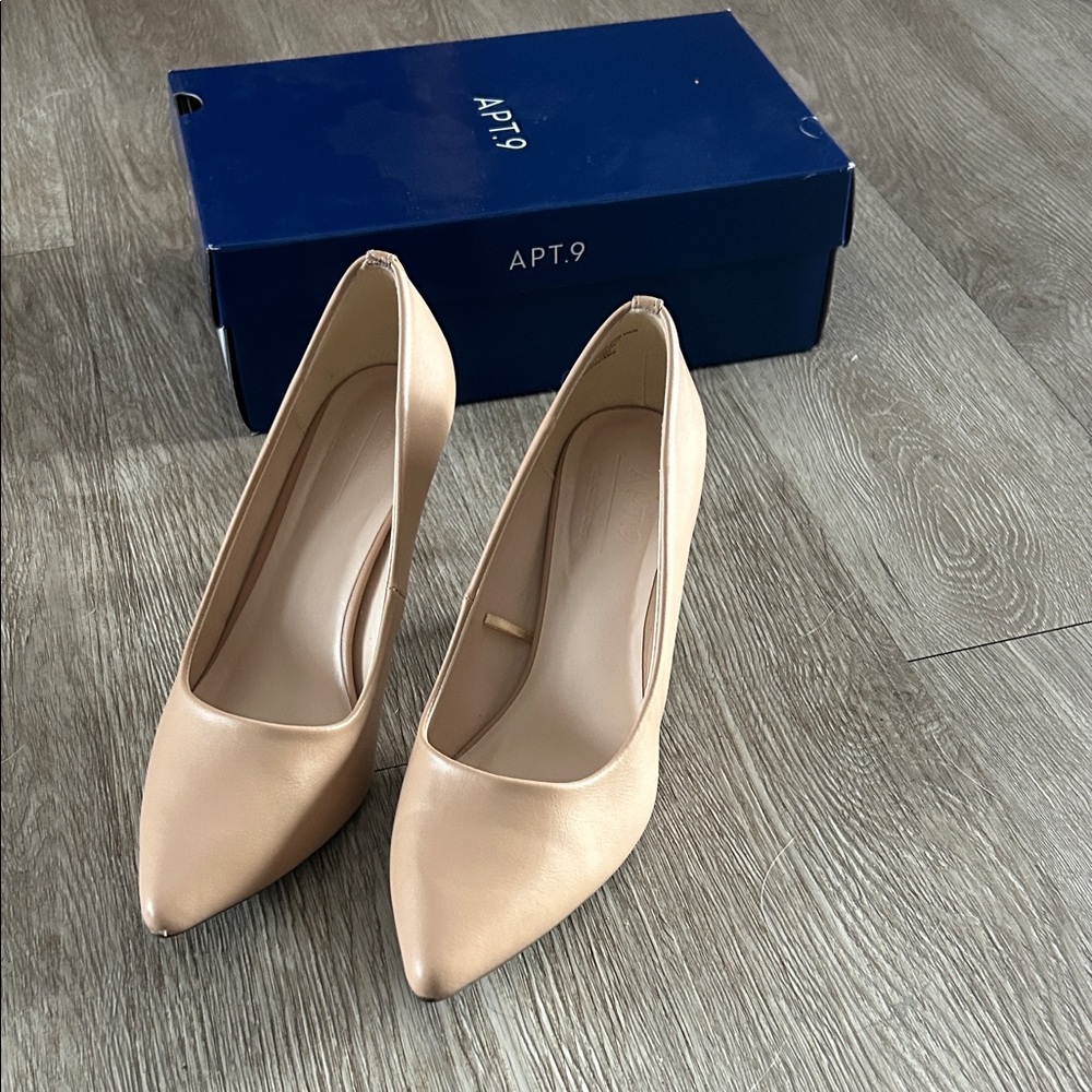 Beige heels - Picture 2 of 4